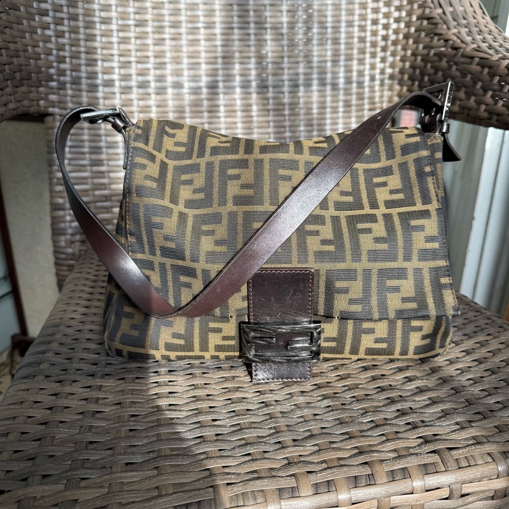 FENDI 
Zucca Mama Baguette Tobacco